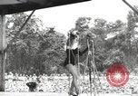 Standbild amerikanischen Entertainer Bougainville Island Papua Neu Guinea, 1944, aus Sekunde 52 historischem Filmmaterial Videoclip 65675057650