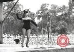 Standbild amerikanischen Entertainer Bougainville Island Papua Neu Guinea, 1944, aus Sekunde 56 historischem Filmmaterial Videoclip 65675057650