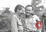 Standbild amerikanischen Entertainer Bougainville Island Papua Neu Guinea, 1944, aus Sekunde 25 historischem Filmmaterial Videoclip 65675057651