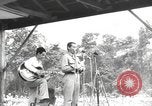 Standbild amerikanischen Entertainer Bougainville Island Papua Neu Guinea, 1944, aus Sekunde 43 historischem Filmmaterial Videoclip 65675057651