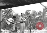 Standbild amerikanischen Entertainer Bougainville Island Papua Neu Guinea, 1944, aus Sekunde 45 historischem Filmmaterial Videoclip 65675057651