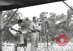 Standbild amerikanischen Entertainer Bougainville Island Papua Neu Guinea, 1944, aus Sekunde 48 historischem Filmmaterial Videoclip 65675057651