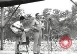 Standbild amerikanischen Entertainer Bougainville Island Papua Neu Guinea, 1944, aus Sekunde 49 historischem Filmmaterial Videoclip 65675057651