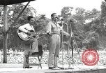 Standbild amerikanischen Entertainer Bougainville Island Papua Neu Guinea, 1944, aus Sekunde 51 historischem Filmmaterial Videoclip 65675057651