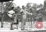 Standbild amerikanischen Entertainer Bougainville Island Papua Neu Guinea, 1944, aus Sekunde 53 historischem Filmmaterial Videoclip 65675057651