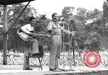 Standbild amerikanischen Entertainer Bougainville Island Papua Neu Guinea, 1944, aus Sekunde 56 historischem Filmmaterial Videoclip 65675057651