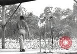Standbild amerikanischen Entertainer Bougainville Island Papua Neu Guinea, 1944, aus Sekunde 6 historischem Filmmaterial Videoclip 65675057652