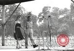 Standbild amerikanischen Entertainer Bougainville Island Papua Neu Guinea, 1944, aus Sekunde 12 historischem Filmmaterial Videoclip 65675057652