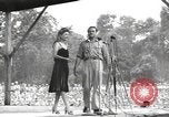 Standbild amerikanischen Entertainer Bougainville Island Papua Neu Guinea, 1944, aus Sekunde 14 historischem Filmmaterial Videoclip 65675057652