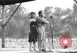 Standbild amerikanischen Entertainer Bougainville Island Papua Neu Guinea, 1944, aus Sekunde 16 historischem Filmmaterial Videoclip 65675057652