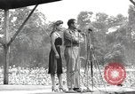 Standbild amerikanischen Entertainer Bougainville Island Papua Neu Guinea, 1944, aus Sekunde 17 historischem Filmmaterial Videoclip 65675057652