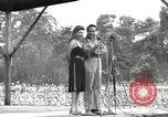 Standbild amerikanischen Entertainer Bougainville Island Papua Neu Guinea, 1944, aus Sekunde 26 historischem Filmmaterial Videoclip 65675057652