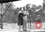 Standbild amerikanischen Entertainer Bougainville Island Papua Neu Guinea, 1944, aus Sekunde 29 historischem Filmmaterial Videoclip 65675057652