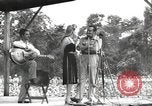 Standbild amerikanischen Entertainer Bougainville Island Papua Neu Guinea, 1944, aus Sekunde 46 historischem Filmmaterial Videoclip 65675057652
