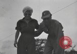 Immagine di Bob Hope Guadalcanal nelle Isole Salomone, 1944, secondo 3 filmato di repertorio 65675057657