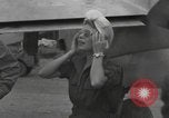 Immagine di Bob Hope Guadalcanal nelle Isole Salomone, 1944, secondo 19 filmato di repertorio 65675057657