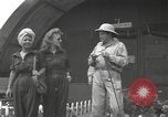 Immagine di Bob Hope Guadalcanal nelle Isole Salomone, 1944, secondo 57 filmato di repertorio 65675057657