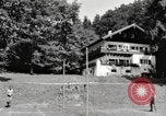 Standbild rest Camp Gstadt Deutschland, 1945, aus Sekunde 25 historischem Filmmaterial Videoclip 65675057663