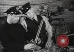 Image la réparation de jouets New York United States USA, 1940, de la seconde 15 séquences d'archives historiques vidéo 65675057682