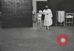 Immagine di Crippled bambino United States USA, 1920, secondo 8 filmato di repertorio 65675057695