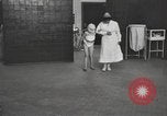 Immagine di Crippled bambino United States USA, 1920, secondo 10 filmato di repertorio 65675057695