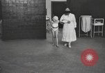 Immagine di Crippled bambino United States USA, 1920, secondo 11 filmato di repertorio 65675057695