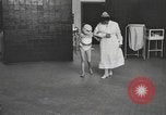 Immagine di Crippled bambino United States USA, 1920, secondo 12 filmato di repertorio 65675057695