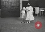 Immagine di Crippled bambino United States USA, 1920, secondo 13 filmato di repertorio 65675057695
