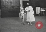 Immagine di Crippled bambino United States USA, 1920, secondo 14 filmato di repertorio 65675057695