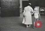 Immagine di Crippled bambino United States USA, 1920, secondo 21 filmato di repertorio 65675057695