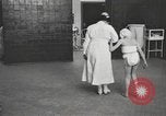 Immagine di Crippled bambino United States USA, 1920, secondo 22 filmato di repertorio 65675057695