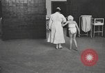 Immagine di Crippled bambino United States USA, 1920, secondo 25 filmato di repertorio 65675057695