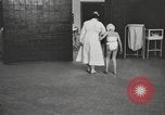 Immagine di Crippled bambino United States USA, 1920, secondo 26 filmato di repertorio 65675057695