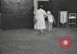 Immagine di Crippled bambino United States USA, 1920, secondo 27 filmato di repertorio 65675057695