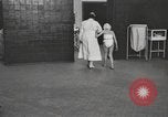Immagine di Crippled bambino United States USA, 1920, secondo 28 filmato di repertorio 65675057695