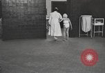 Immagine di Crippled bambino United States USA, 1920, secondo 29 filmato di repertorio 65675057695