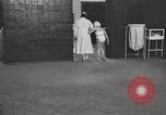 Immagine di Crippled bambino United States USA, 1920, secondo 30 filmato di repertorio 65675057695