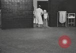Immagine di Crippled bambino United States USA, 1920, secondo 31 filmato di repertorio 65675057695