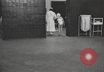 Immagine di Crippled bambino United States USA, 1920, secondo 32 filmato di repertorio 65675057695