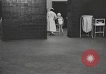 Immagine di Crippled bambino United States USA, 1920, secondo 33 filmato di repertorio 65675057695