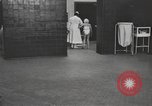 Immagine di Crippled bambino United States USA, 1920, secondo 34 filmato di repertorio 65675057695