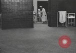 Immagine di Crippled bambino United States USA, 1920, secondo 38 filmato di repertorio 65675057695