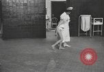 Immagine di Crippled bambino United States USA, 1920, secondo 52 filmato di repertorio 65675057695