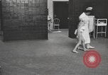 Immagine di Crippled bambino United States USA, 1920, secondo 53 filmato di repertorio 65675057695