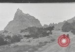 Immagine di Native American Indian tende in Badlands South Dakota United States USA, 1920, secondo 1 filmato di repertorio 65675057699
