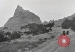 Immagine di Native American Indian tende in Badlands South Dakota United States USA, 1920, secondo 4 filmato di repertorio 65675057699