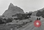 Immagine di Native American Indian tende in Badlands South Dakota United States USA, 1920, secondo 5 filmato di repertorio 65675057699