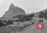 Immagine di Native American Indian tende in Badlands South Dakota United States USA, 1920, secondo 6 filmato di repertorio 65675057699