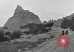 Immagine di Native American Indian tende in Badlands South Dakota United States USA, 1920, secondo 8 filmato di repertorio 65675057699