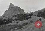 Immagine di Native American Indian tende in Badlands South Dakota United States USA, 1920, secondo 13 filmato di repertorio 65675057699